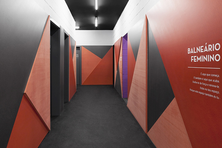 Креативное оформление стен коридора в фитнес-клубе