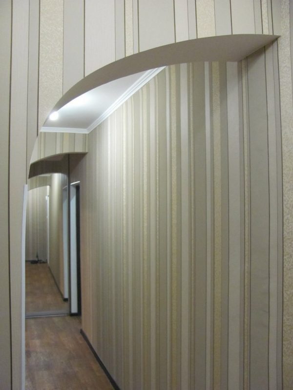 oboi-pastelnyh-tonov-v-koridore