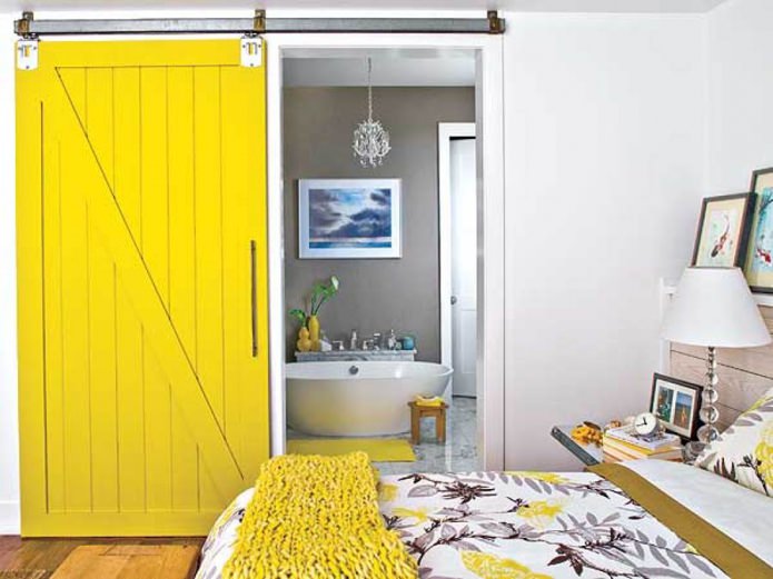 ярко-желтая раздвижная дверь