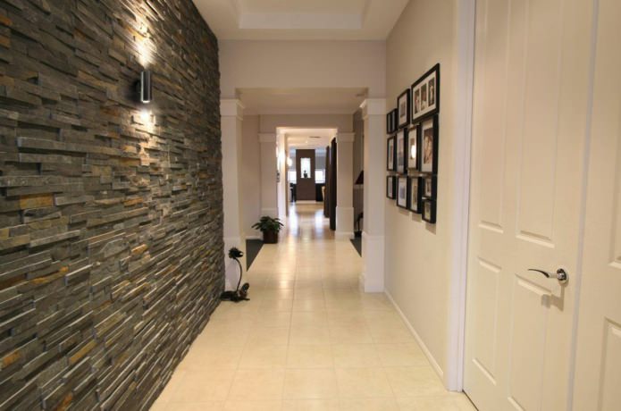 Дизайн коридора камень и обои