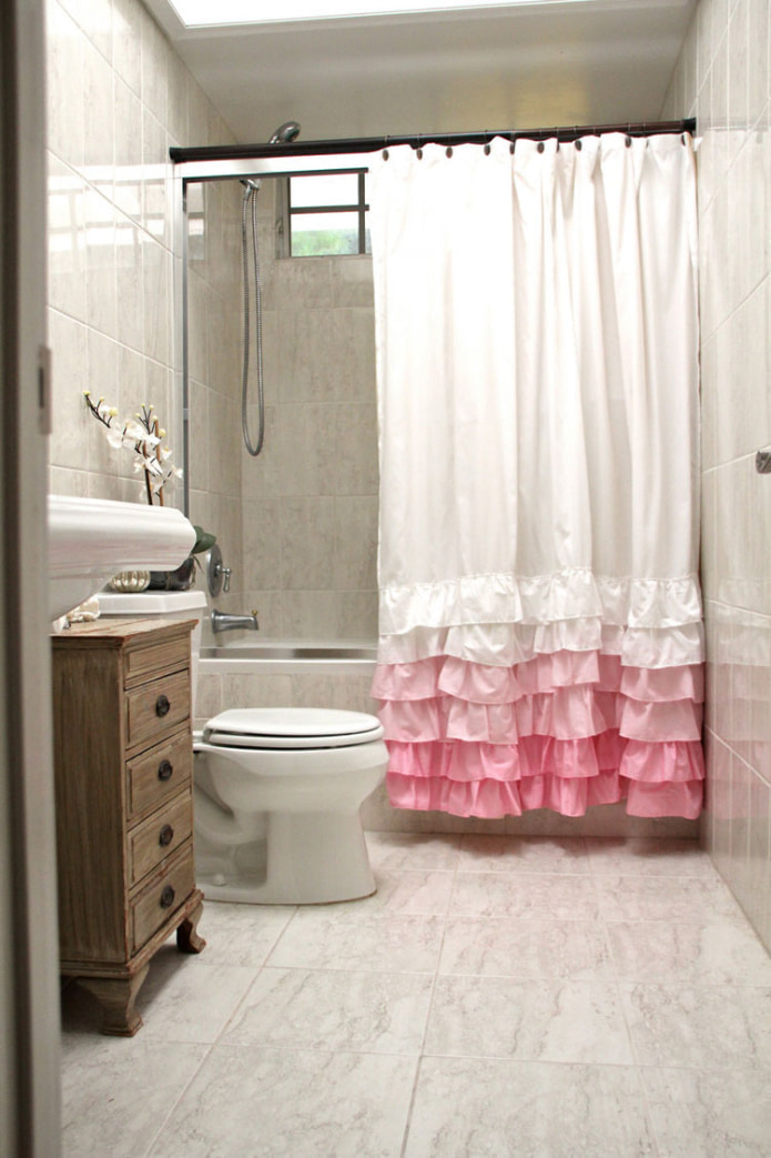 бело-розовая занавеска в ванной
