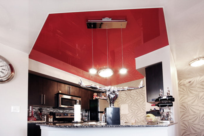 потолок на кухне нестандартной формы пятиугольника