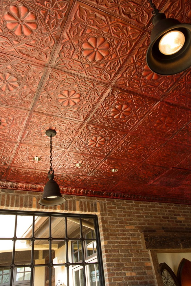 темно-красная плитка на потолке
