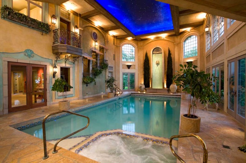 Утончённый дизайн бассейна, стилизованный под итальянский дворик