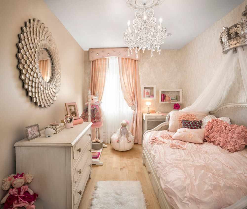 вариант яркого декора спальной комнаты для девочки