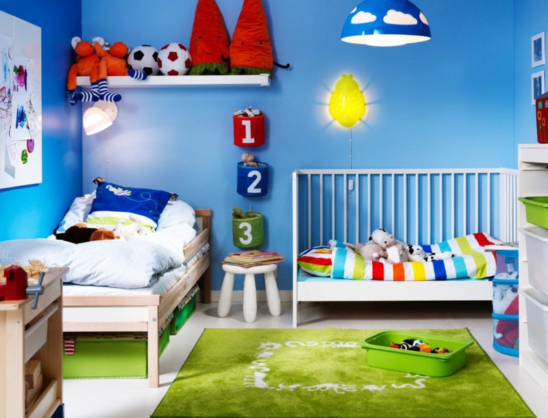 Две разные кроватки в детской с синими стенами