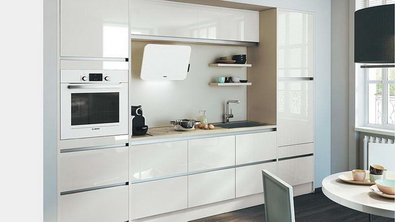 Белая кухня в стиле модерн