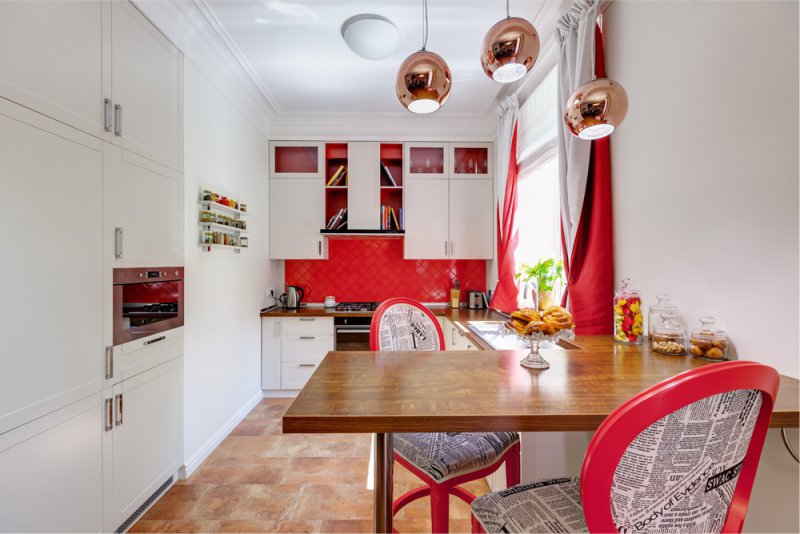 Акценты красного цвета в кухне с белыми стенами