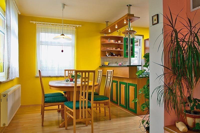Желтая стена в интерьере кухни с барной стойкой