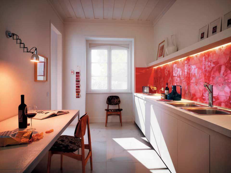 Красный фартук в узкой кухне с окном в торце