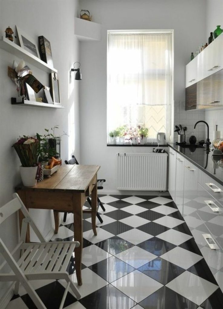 Диагональная укладка плитки на полу узкой кухни