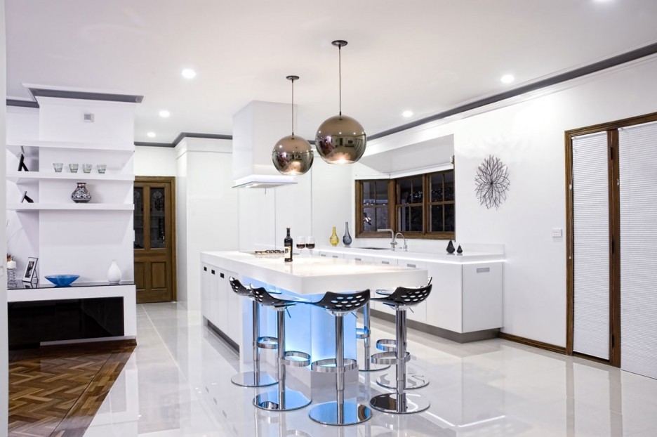 Светильники серебряного цвета в белой кухне