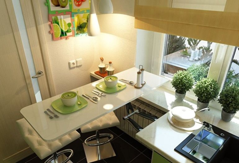 Складной стол в очень маленькой кухне городской квартиры