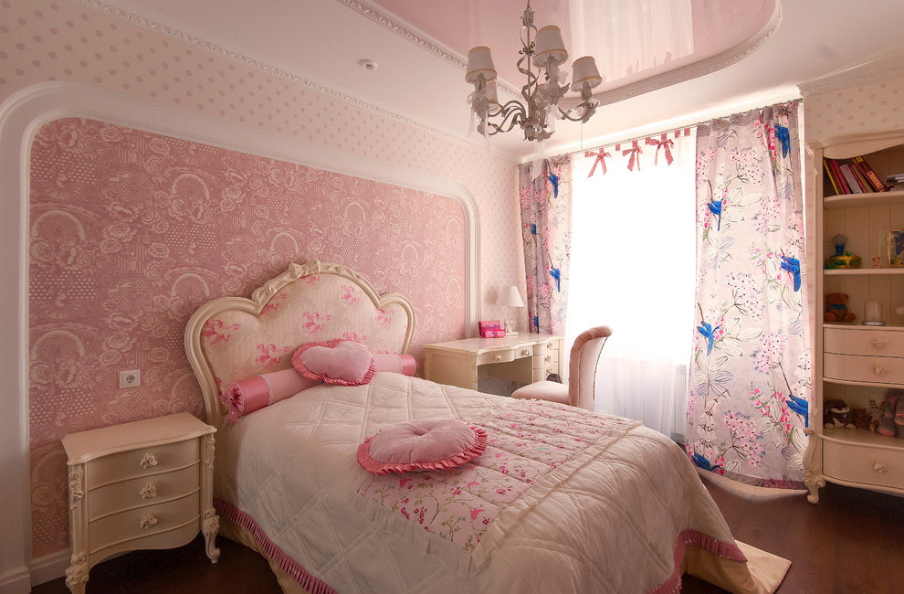 Розовые обои в спальне девушки