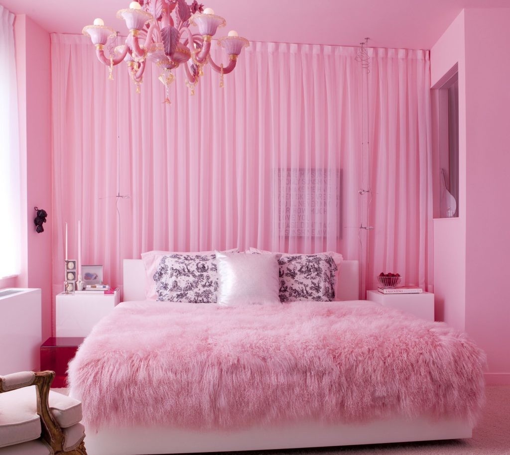 Розовые занавески в интерьере спальной комнаты