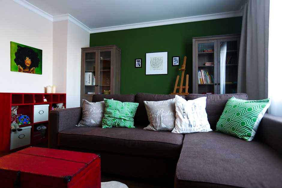 Акцентная стена гостиной темно-зеленого цвета