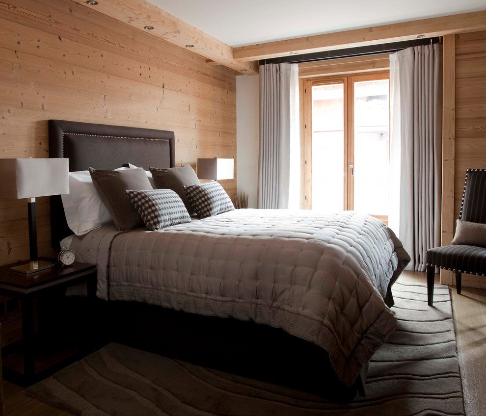 Деревянная облицовка в интерьере спальни