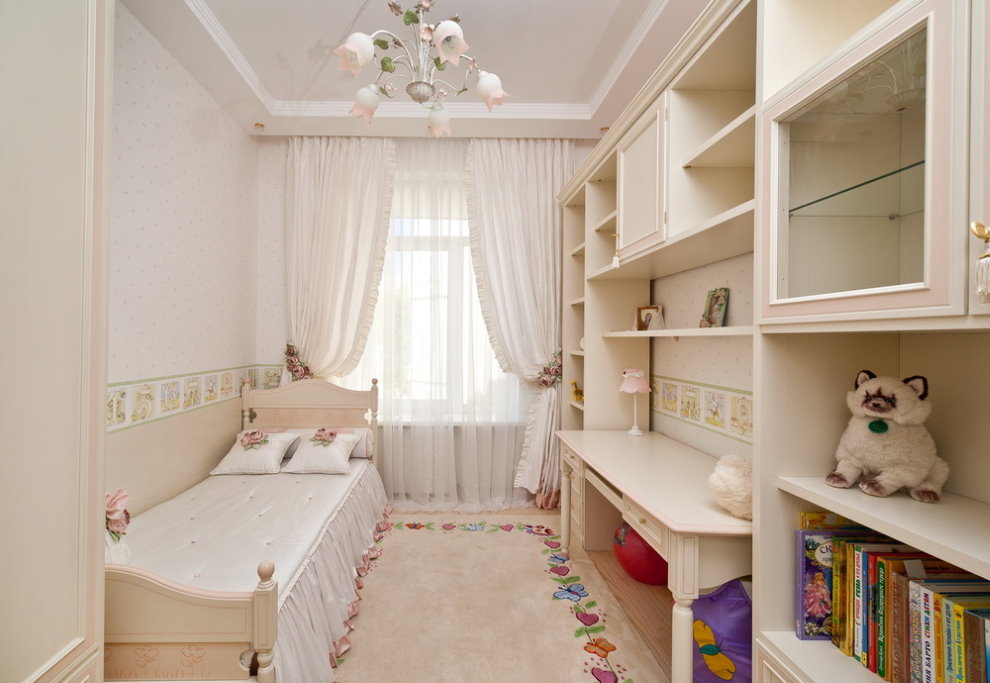 Светлый коврик в маленькой комнате для девочки