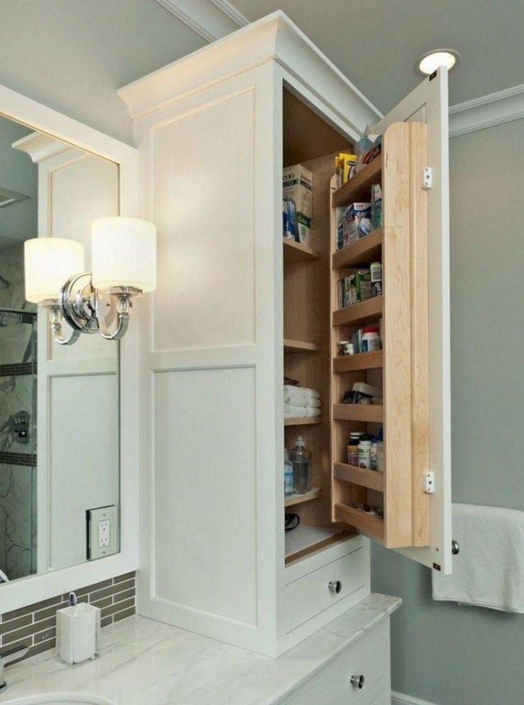 Удобный шкафчик с полочками в дверце