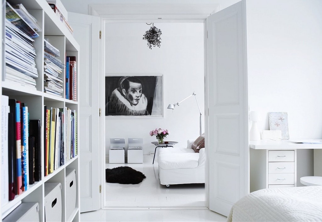 Распашные двери белого цвета в уютной квартире