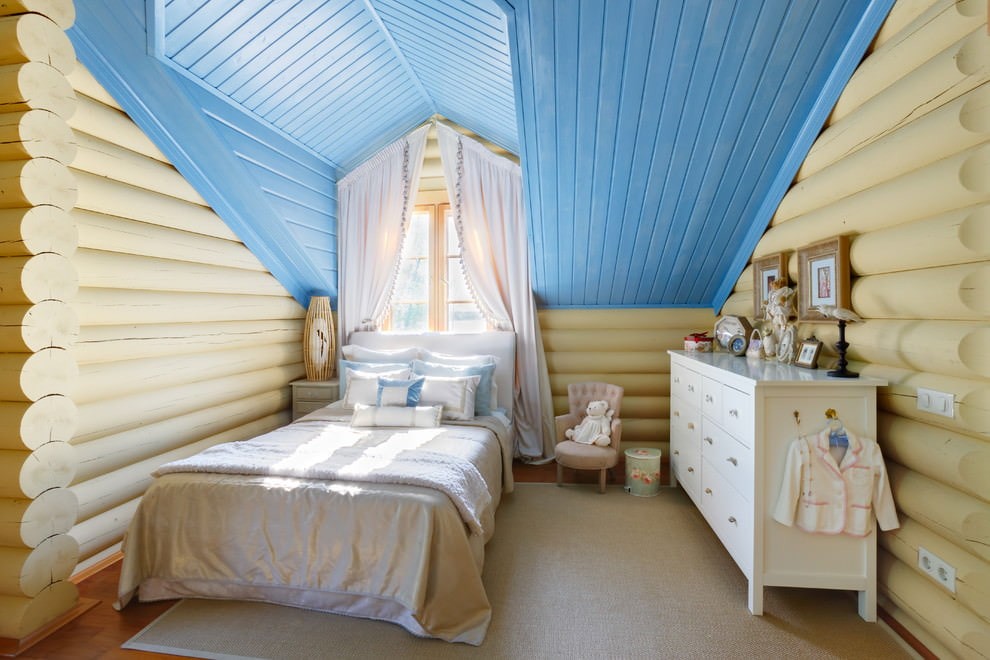 Голубой потолок в комнате деревянного дома