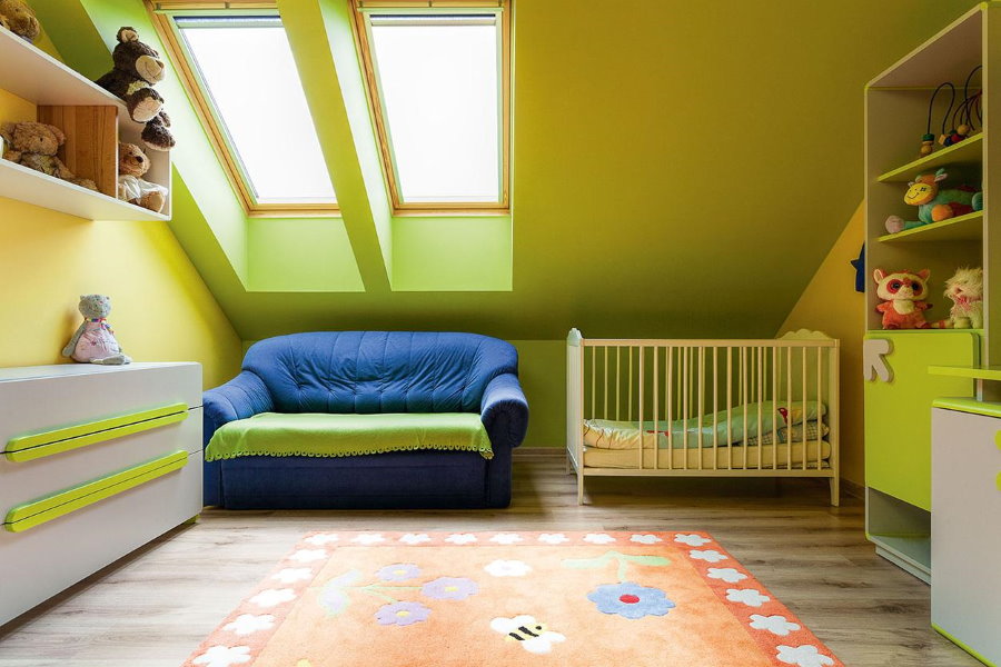 Светло-зеленый потолок в детской на мансарде