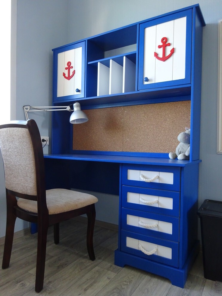 Сине-белый стол в морском стиле
