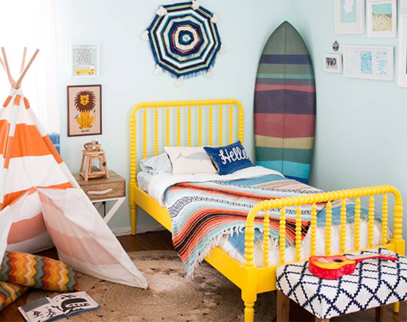 Желтая кроватка в спальне с голубыми стенами