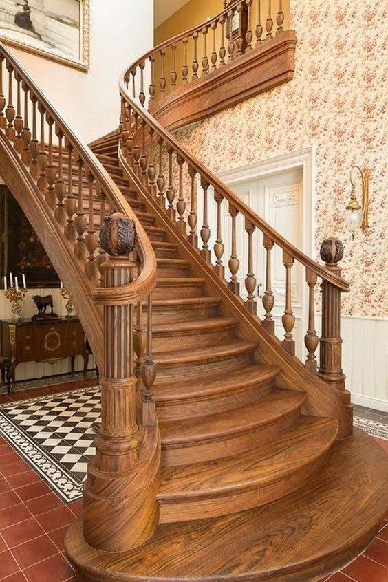 деревянная красивая лестница