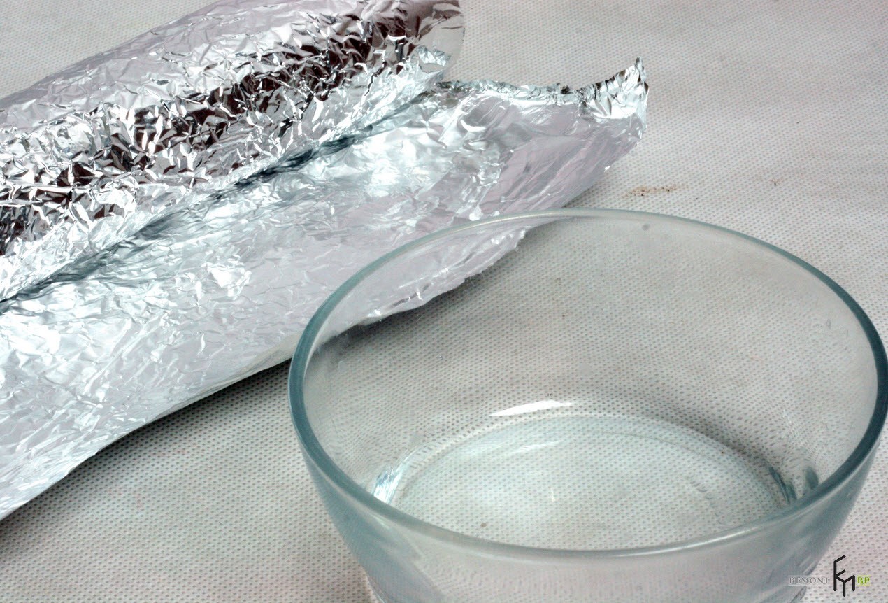 Почистить серебро в домашних сода фольга. Чистка серебра фольгой. Стеклянная посуда в фольге. Фольга и сода. Сода с фольгой для серебра.