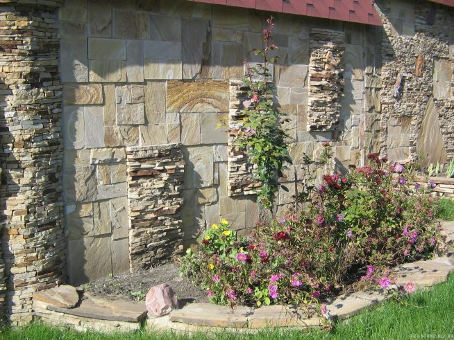Оформление фасада дома камнем