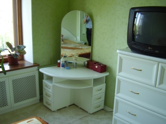 Туалетные столики с зеркалом в спальню 