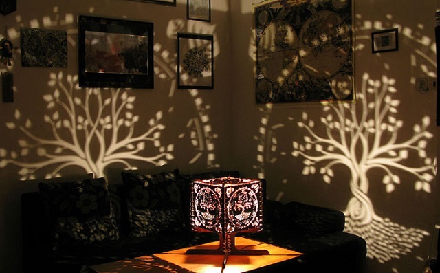 Светильник, создающий эффект игры света и теней, позволит создать в помещении романтическую атмосферу.