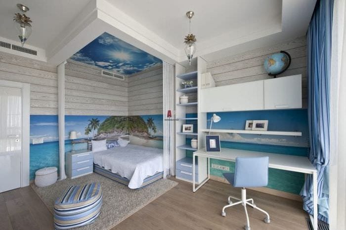 Детская комната в морском стиле со светлой мебелью для активного мальчика 