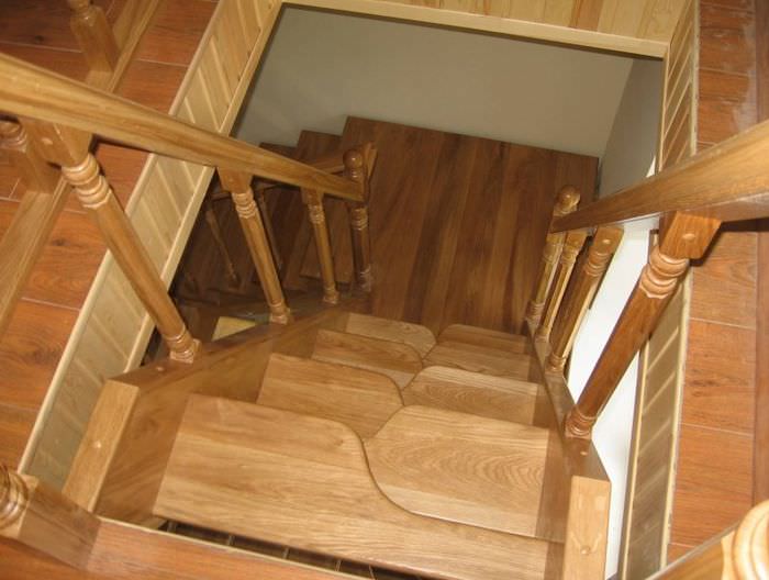 Фото компактной лестницы конструкции гусиный шаг