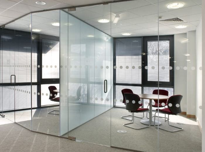 Использование стеклянных перегородок в офисных помещениях