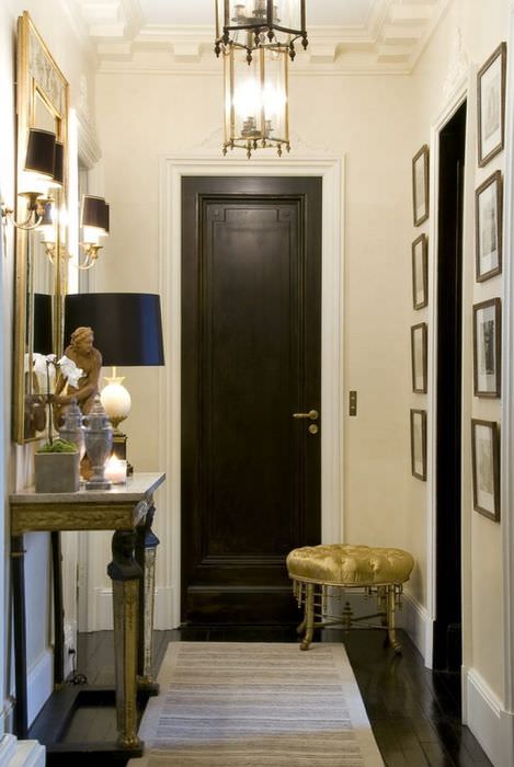 Черная входная дверь в коридоре классического стиля