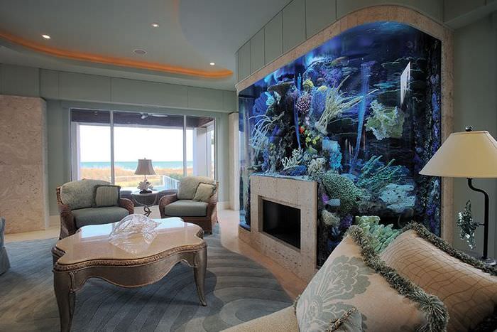 Камин и аквариум в интерьер просторной гостиной