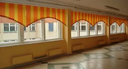 Мультифактурные жалюзи в коридоре школы – практичное и красивое решение